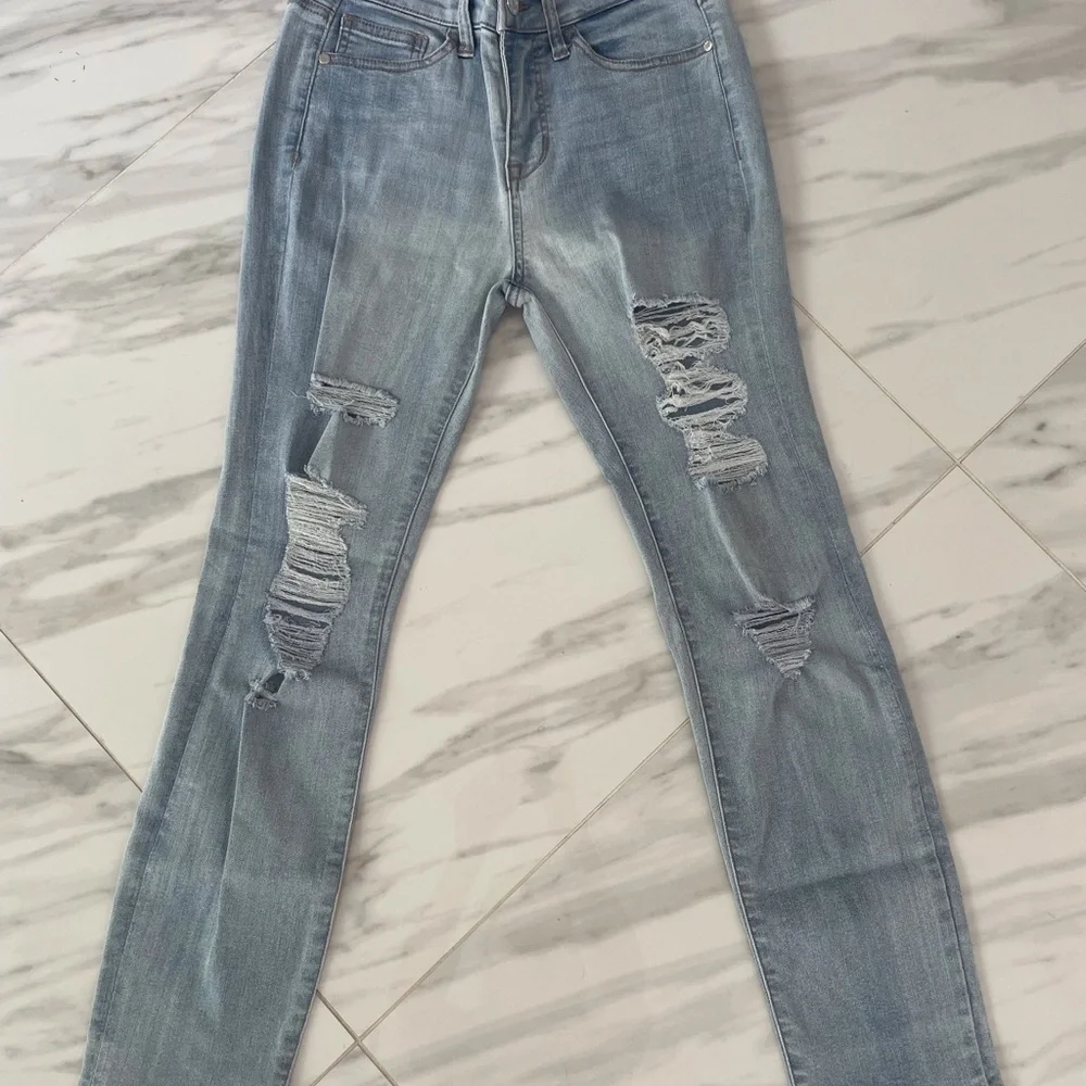 Guess Women’s Light Blue Skinny Jeans Size 26